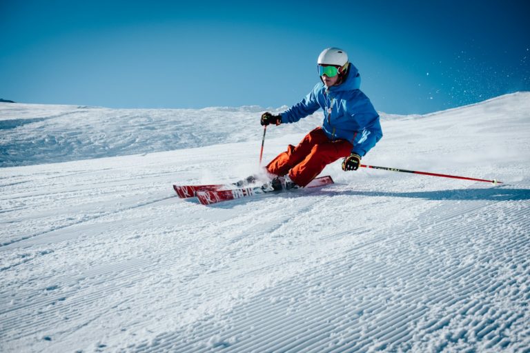 Homme qui skie